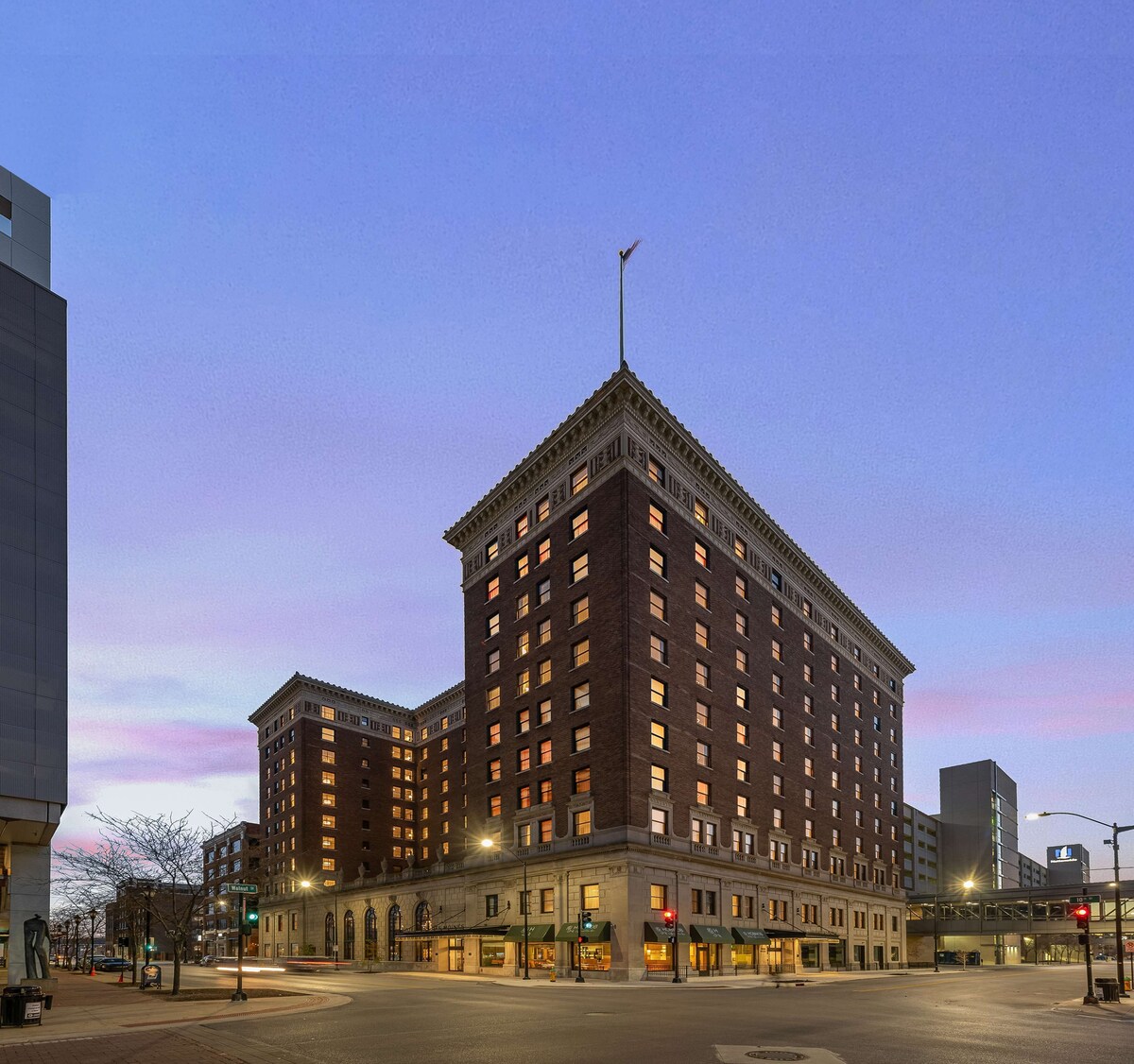 Hotel Fort Des Moines, Curio Collection by Hilton Reviews, Deals