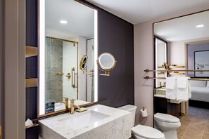 Amenidades de baño ecológicas, secadora de cabello, toallas, jabón 