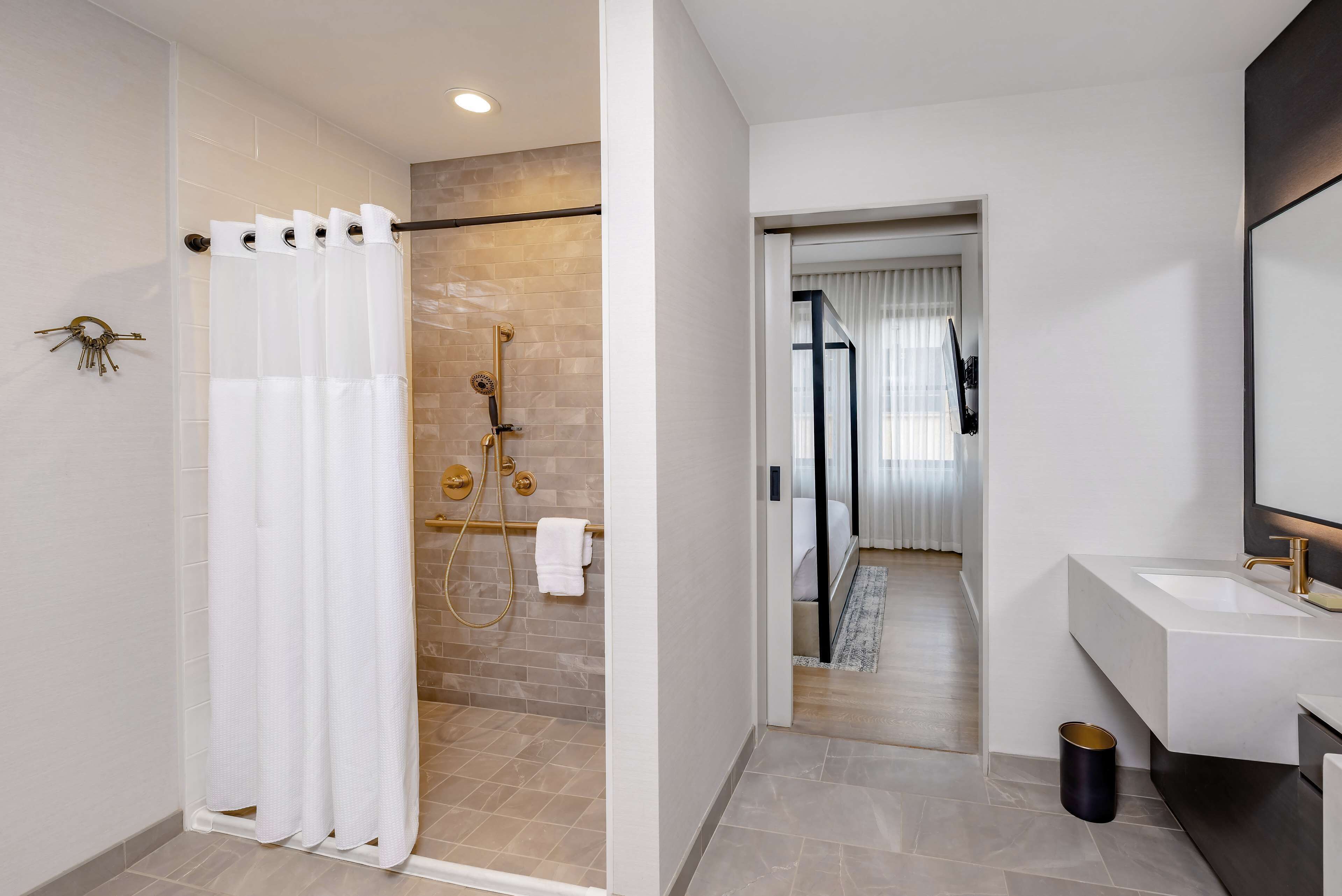 room, 1 bedroom, accessible (mobility & hearing, roll-in shower) | bathroom shower