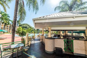 3 restaurants; breakfast, lunch, and dinner served