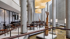 A spacious indoor area with high ceilings, large columns, and multiple seating arrangements. - Hyatt Regency Baltimore Inner Harbor (Baltimore)