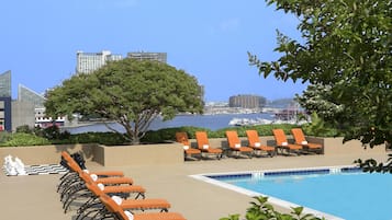 Piscina externa sazonal, funciona das 8h às 20h, guarda-sóis
