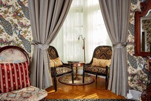 Quarto superior, 2 camas Queen | Cofres nos quartos, individualmente decorados, escrivaninha