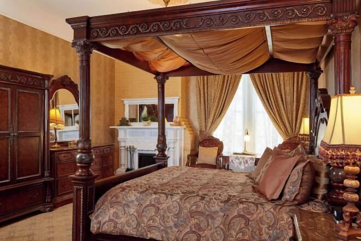 Cofres nos quartos, individualmente decorados, escrivaninha