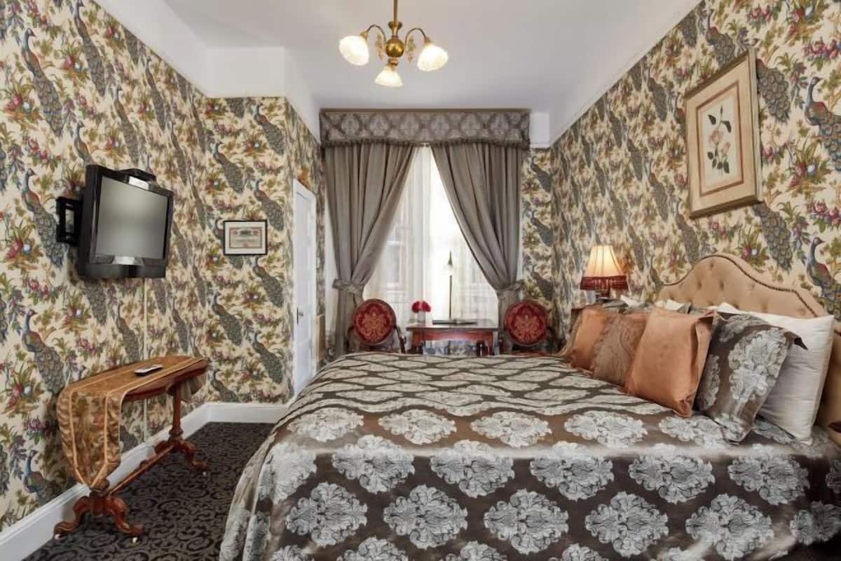 Cofres nos quartos, individualmente decorados, escrivaninha