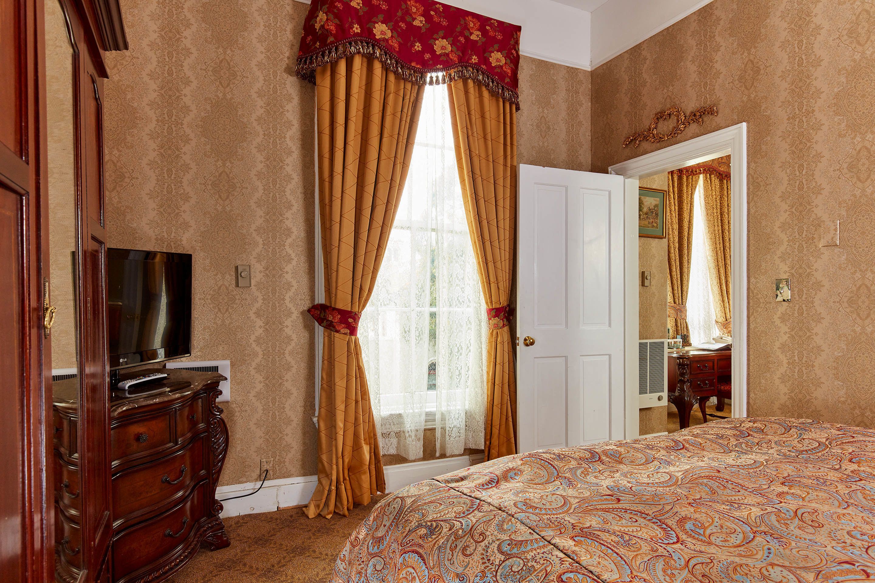 suite, 1 bedroom | in-room safe, individually decorated, desk, blackout curtains