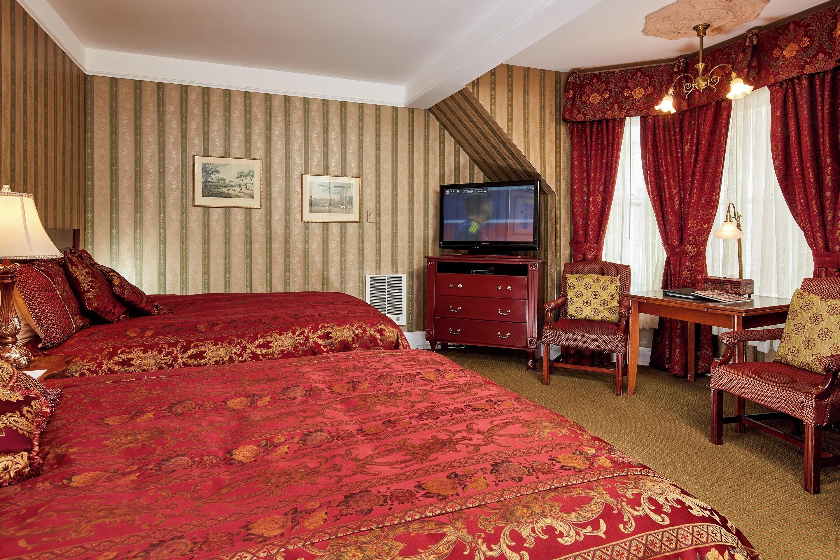 Brankas, didekorasi berbeda-beda, meja kerja, dan tirai kedap cahaya