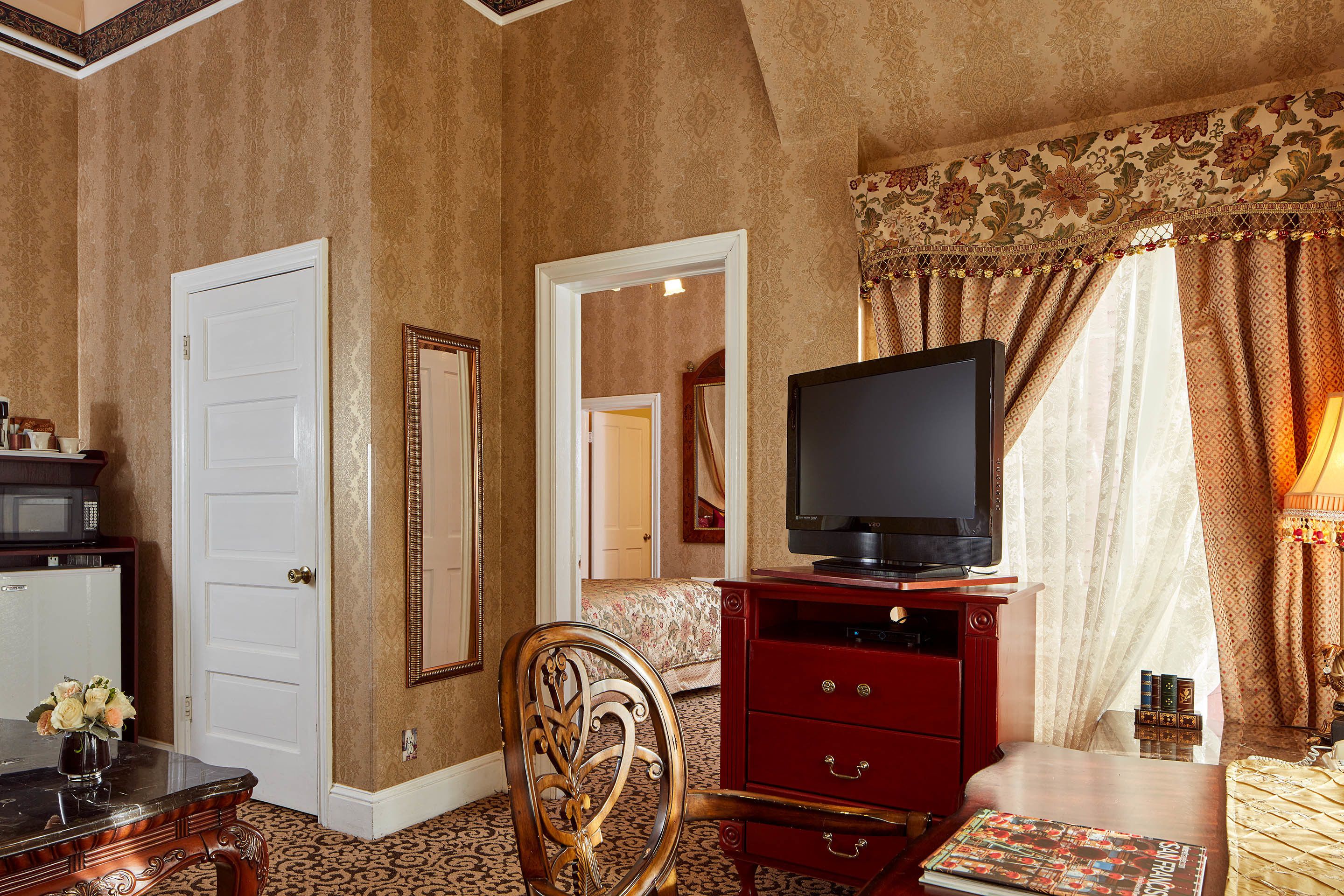 suite, 1 bedroom | in-room safe, individually decorated, desk, blackout curtains