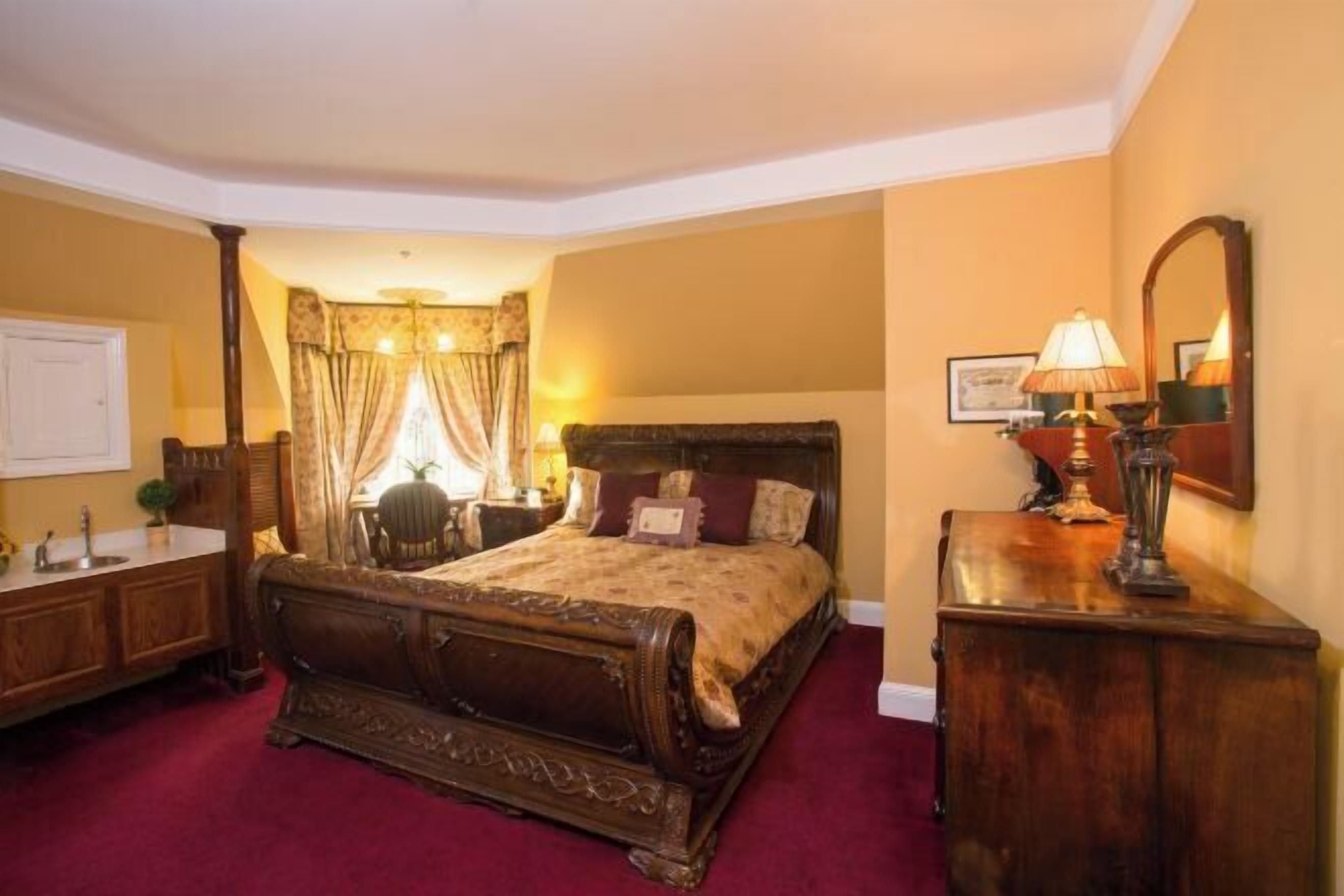 Brankas, didekorasi berbeda-beda, meja kerja, dan tirai kedap cahaya