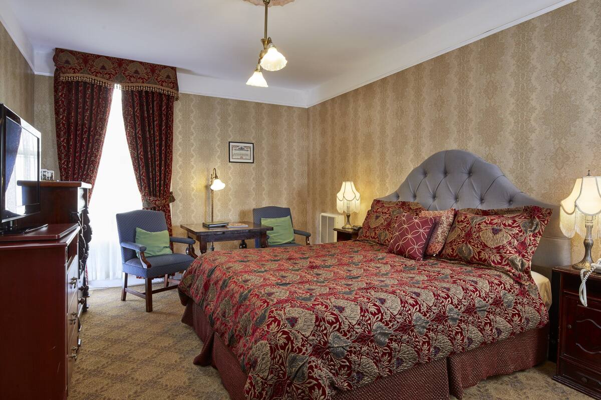 Standard Room, 1 King Bed | In-room safe, desk, blackout drapes, iron/ironing board