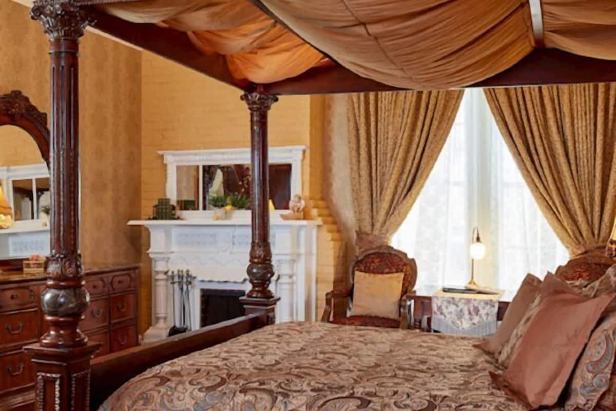 Cofres nos quartos, individualmente decorados, escrivaninha