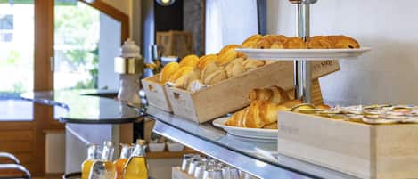 Daily buffet breakfast (CHF 17 per person)