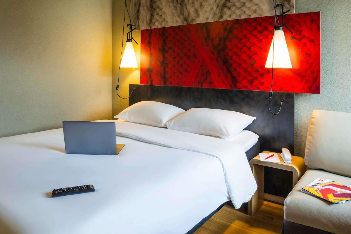 Chambre Supérieure, 1 lit double | Coffres-forts dans les chambres, bureau, rideaux occultants