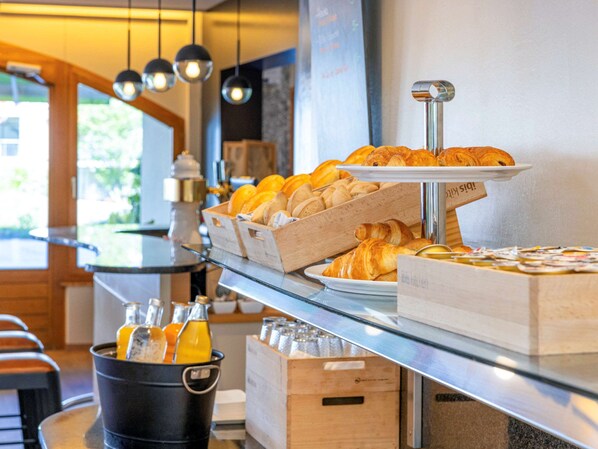 Café da manhã com buffet todos os dias (CHF 17 por pessoa) 