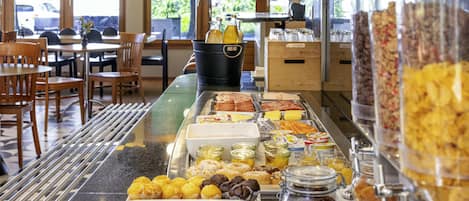 Lunch and dinner served, Regional cuisine