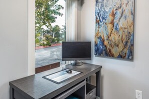 Pillowtop beds, in-room safe, iron/ironing board, free WiFi - The Inn at 1252 (Monterey)