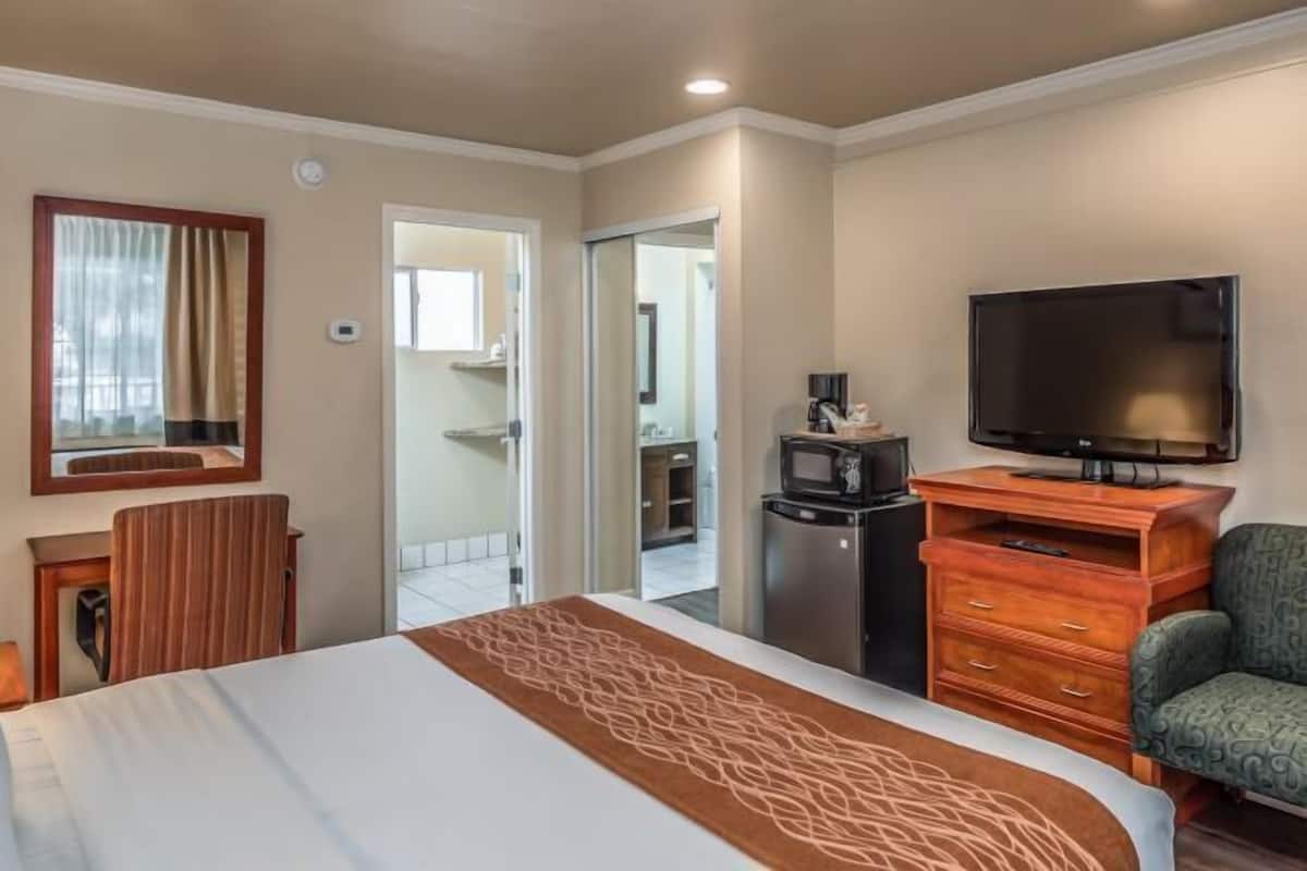 Pillowtop beds, in-room safe, iron/ironing board, WiFi (free)