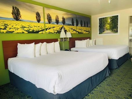 Quarto, várias camas, para não fumantes | Escrivaninha, espaço de trabalho para notebook, Wi-Fi de cortesia. Days Inn by Wyndham Westley