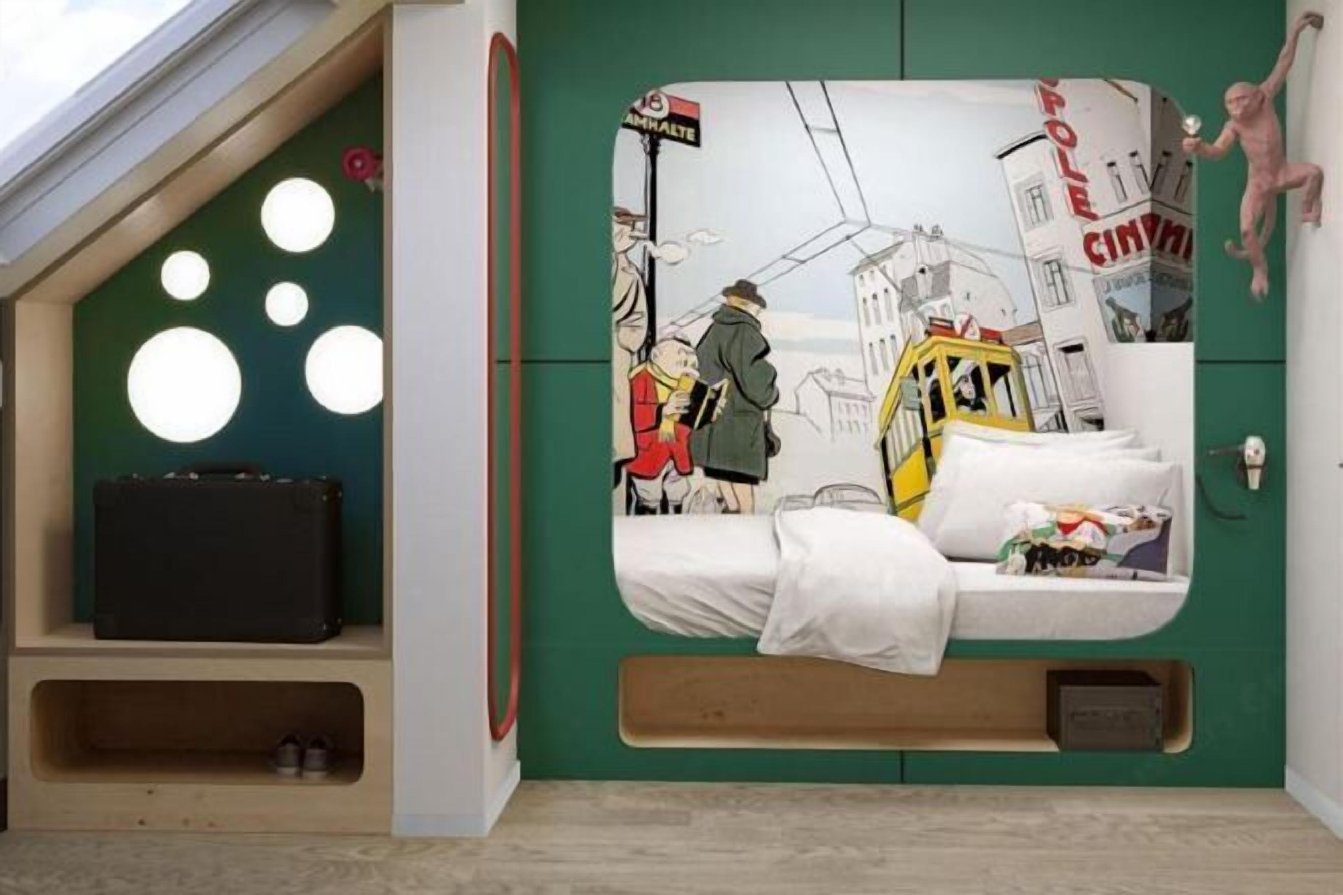 Ropa de cama de alta calidad y caja de seguridad en la habitación 