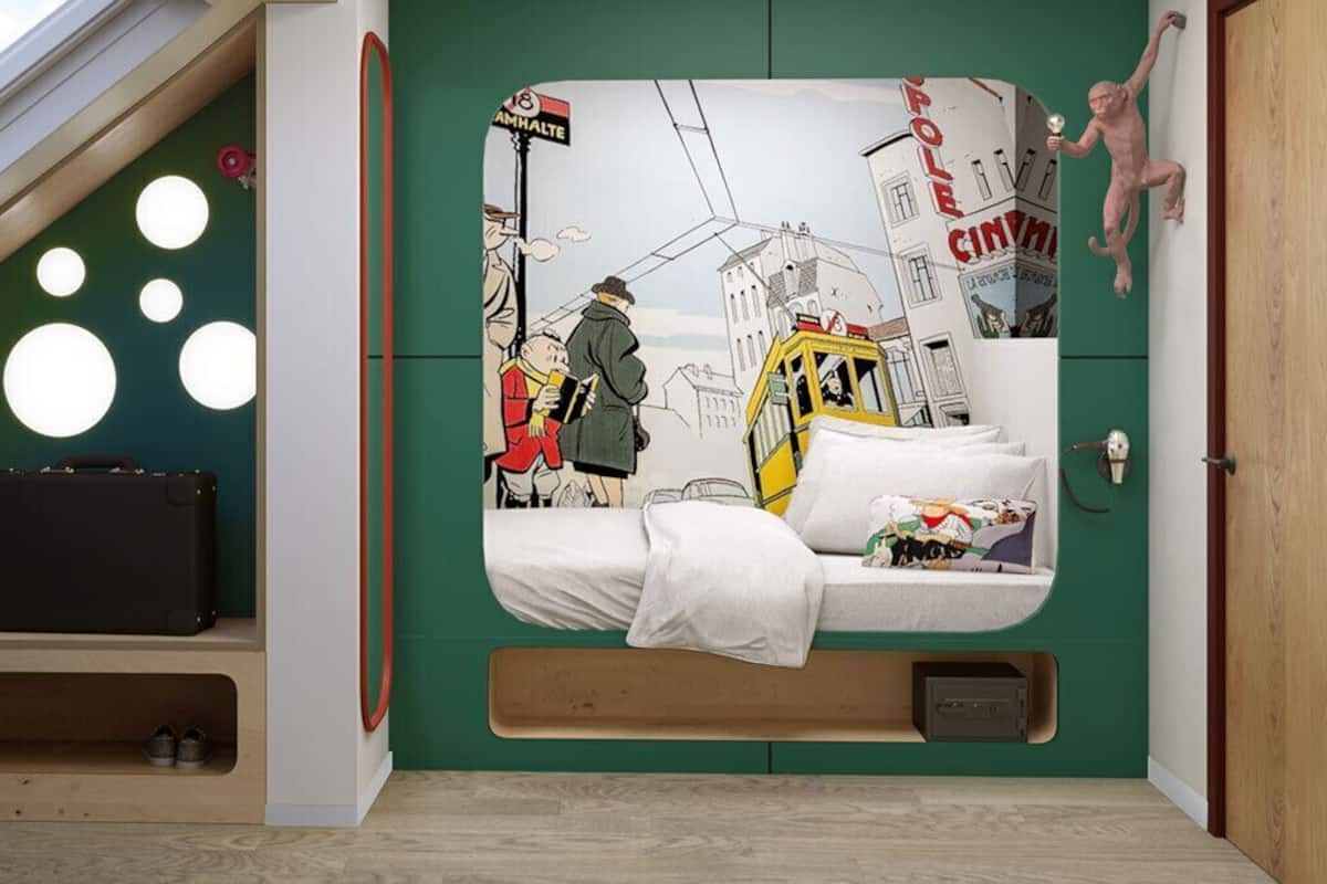 Ropa de cama de alta calidad y caja de seguridad en la habitación
