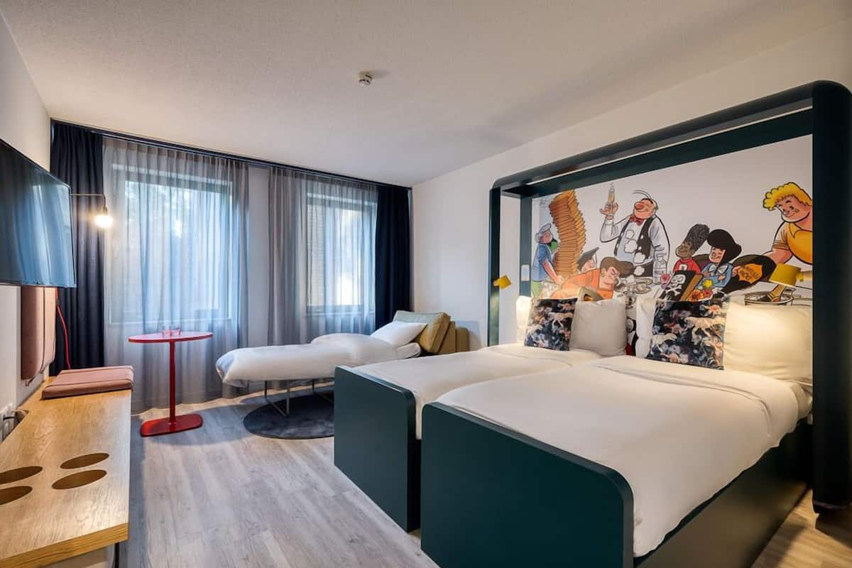 Premium bedding, in-room safe, desk, laptop workspace