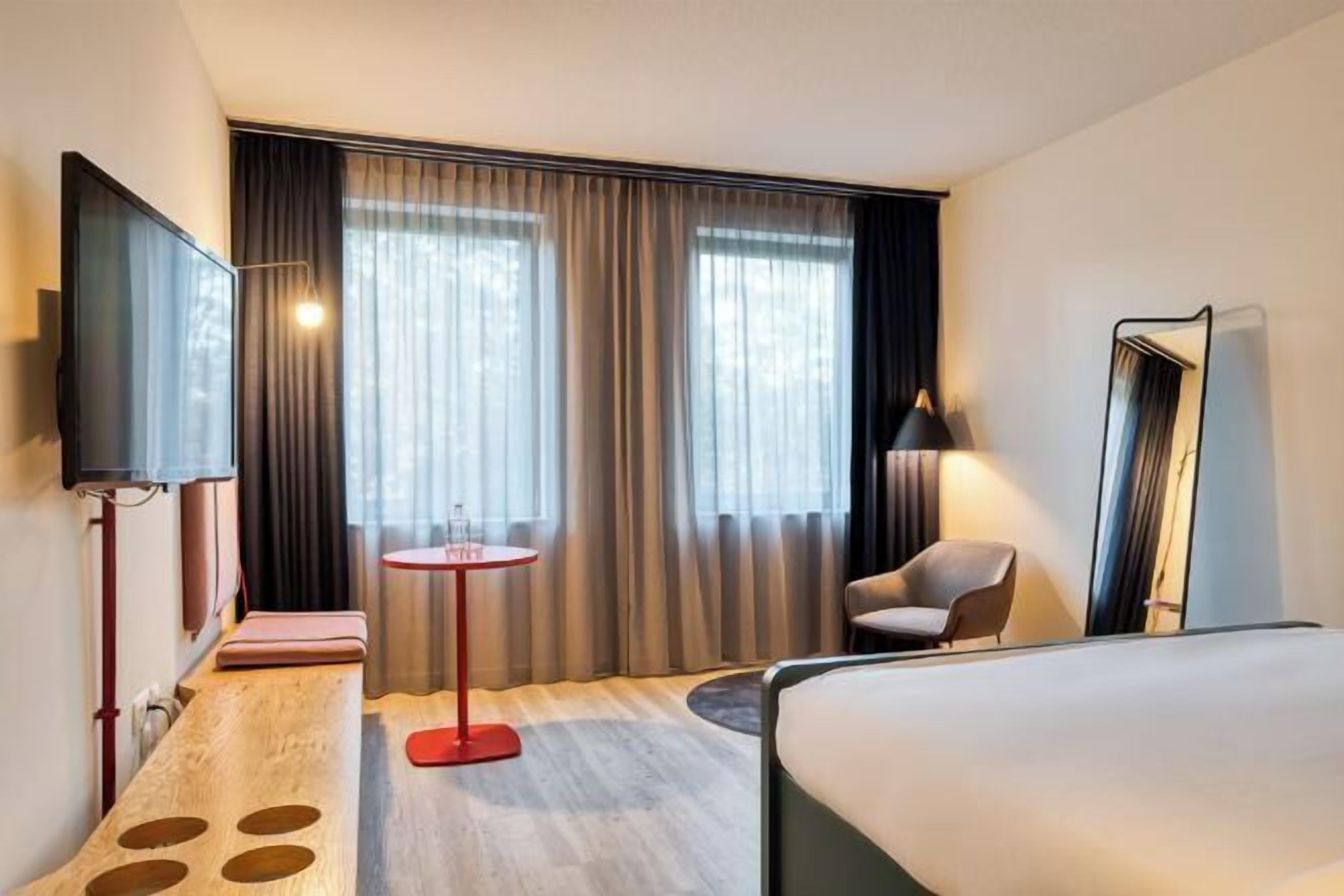 Ropa de cama de alta calidad y caja de seguridad en la habitación 