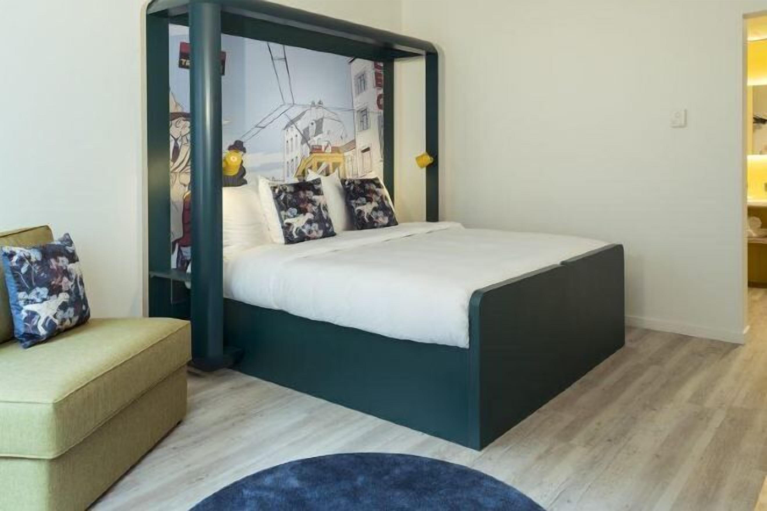 Ropa de cama de alta calidad y caja de seguridad en la habitación 
