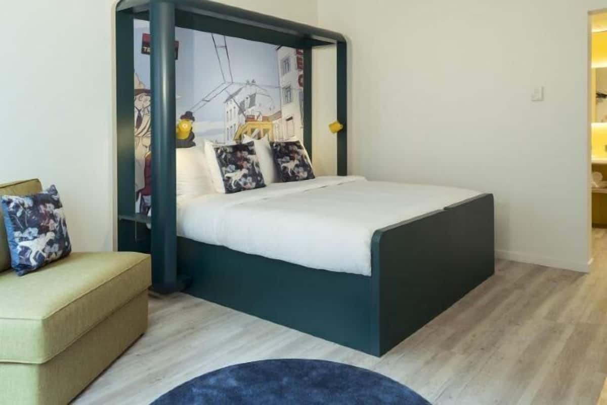 Ropa de cama de alta calidad y caja de seguridad en la habitación