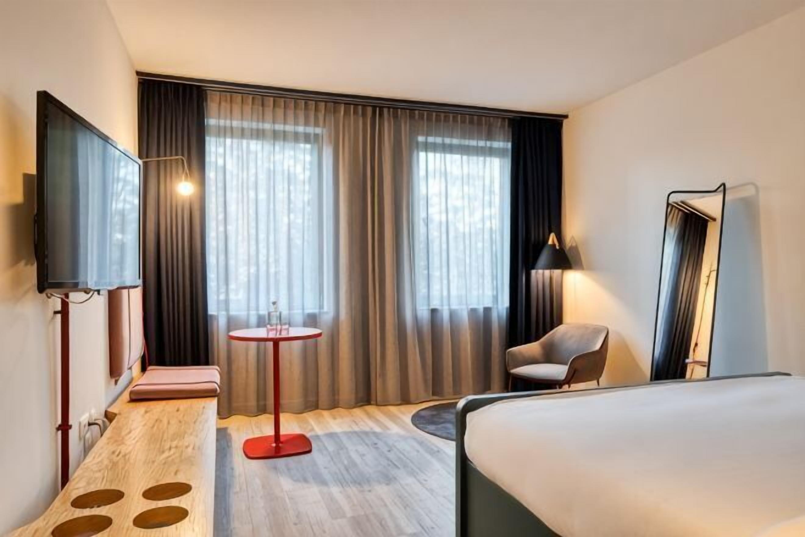 Premium bedding, in-room safe, desk, laptop workspace