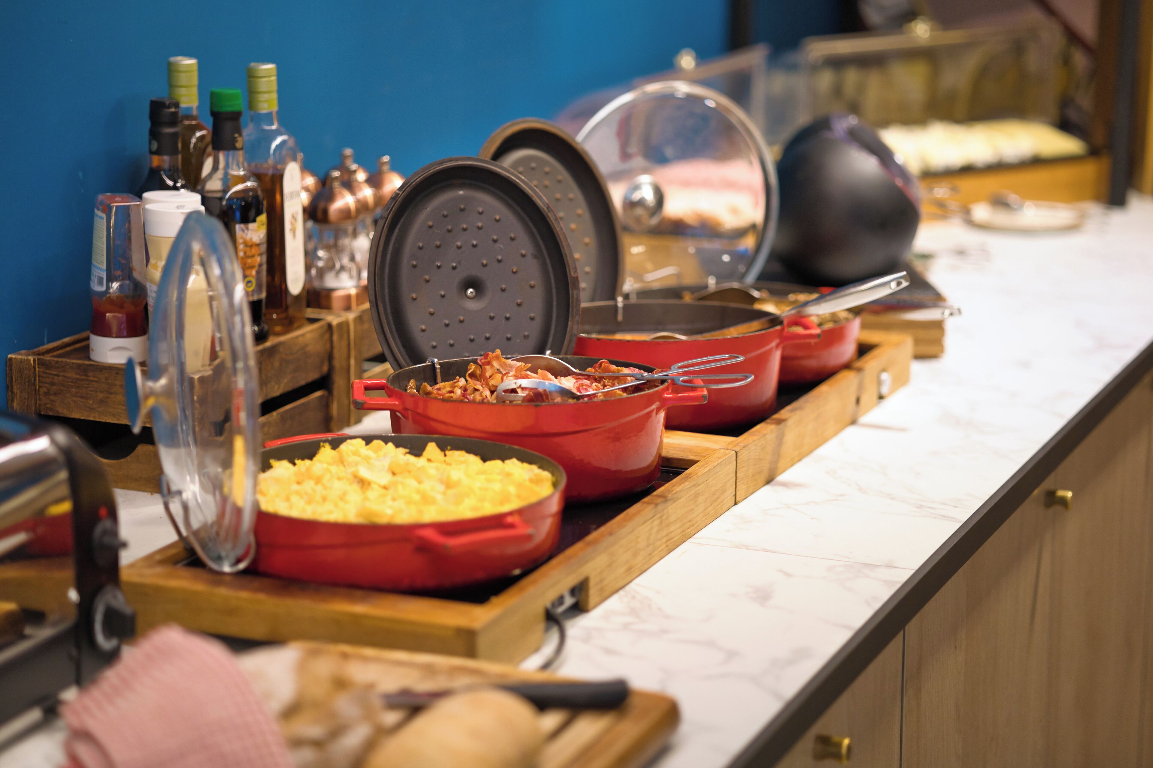 Una mesa de buffet con diversos platos y utensilios de cocina.
