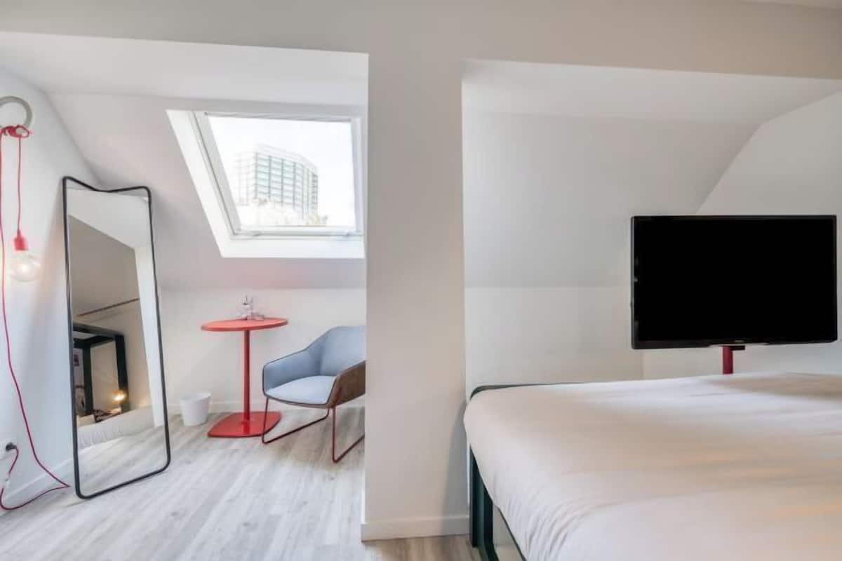 Ropa de cama de alta calidad y caja de seguridad en la habitación