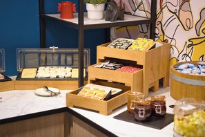 Café da manhã com buffet todos os dias mediante uma taxa