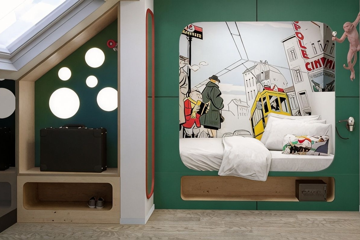 Une pièce avec un lit, une valise et un mur orné d’une fresque.