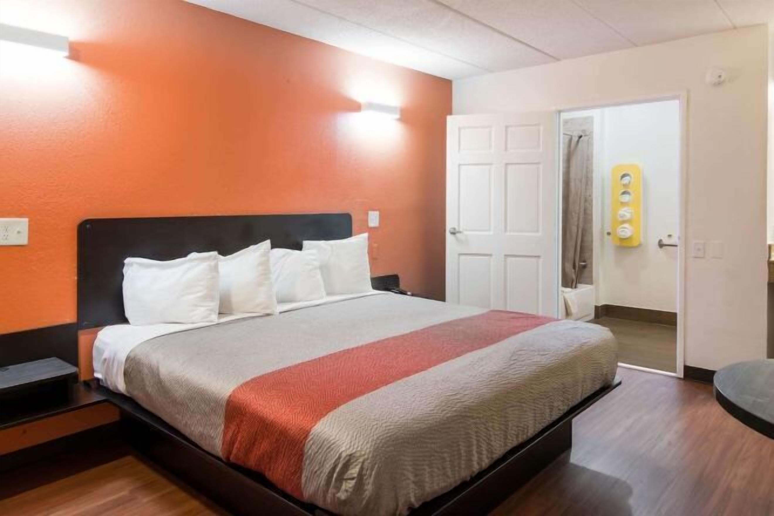 Desk, laptop workspace, iron/ironing board, free WiFi