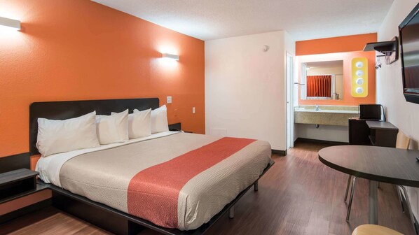 Desk, laptop workspace, iron/ironing board, free WiFi - Motel 6 Richmond, VA - Midlothian Turnpike (Richmond)