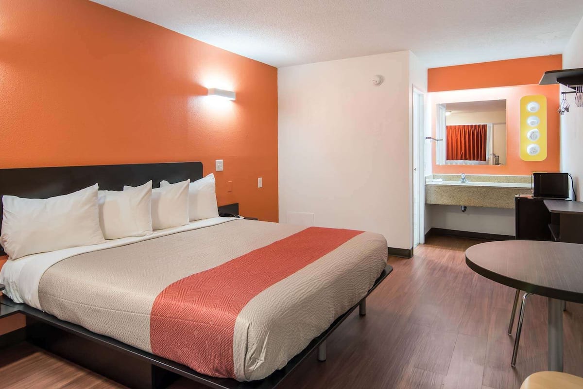 Desk, laptop workspace, iron/ironing board, free WiFi