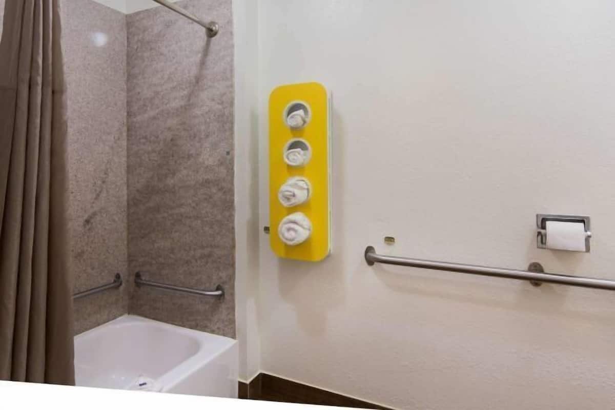 Kombinert dusj/badekar, miljøvennlige toalettsaker, hårføner og håndklær