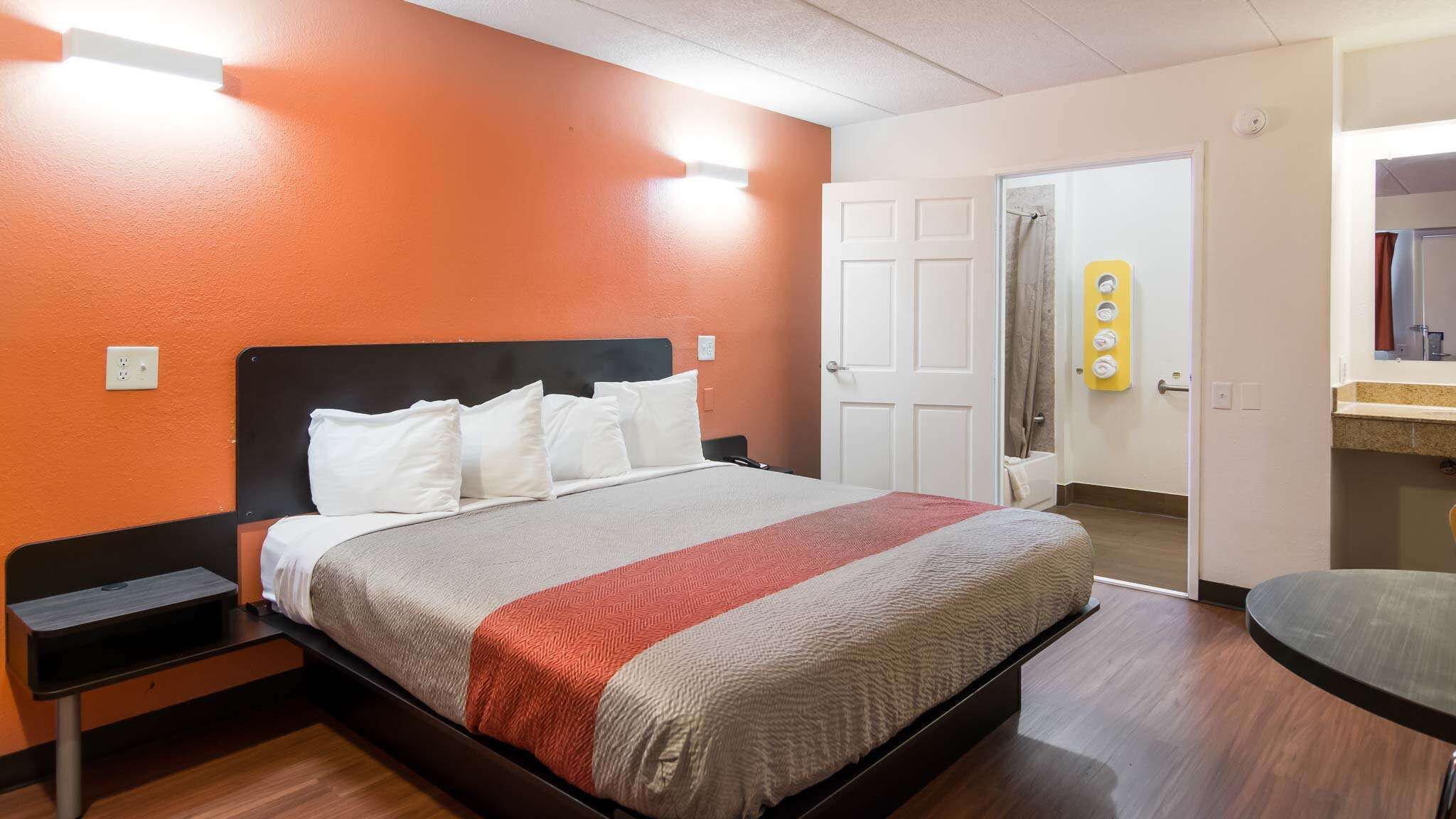 Schreibtisch, laptopgeeigneter Arbeitsplatz, Bügeleisen/Bügelbrett