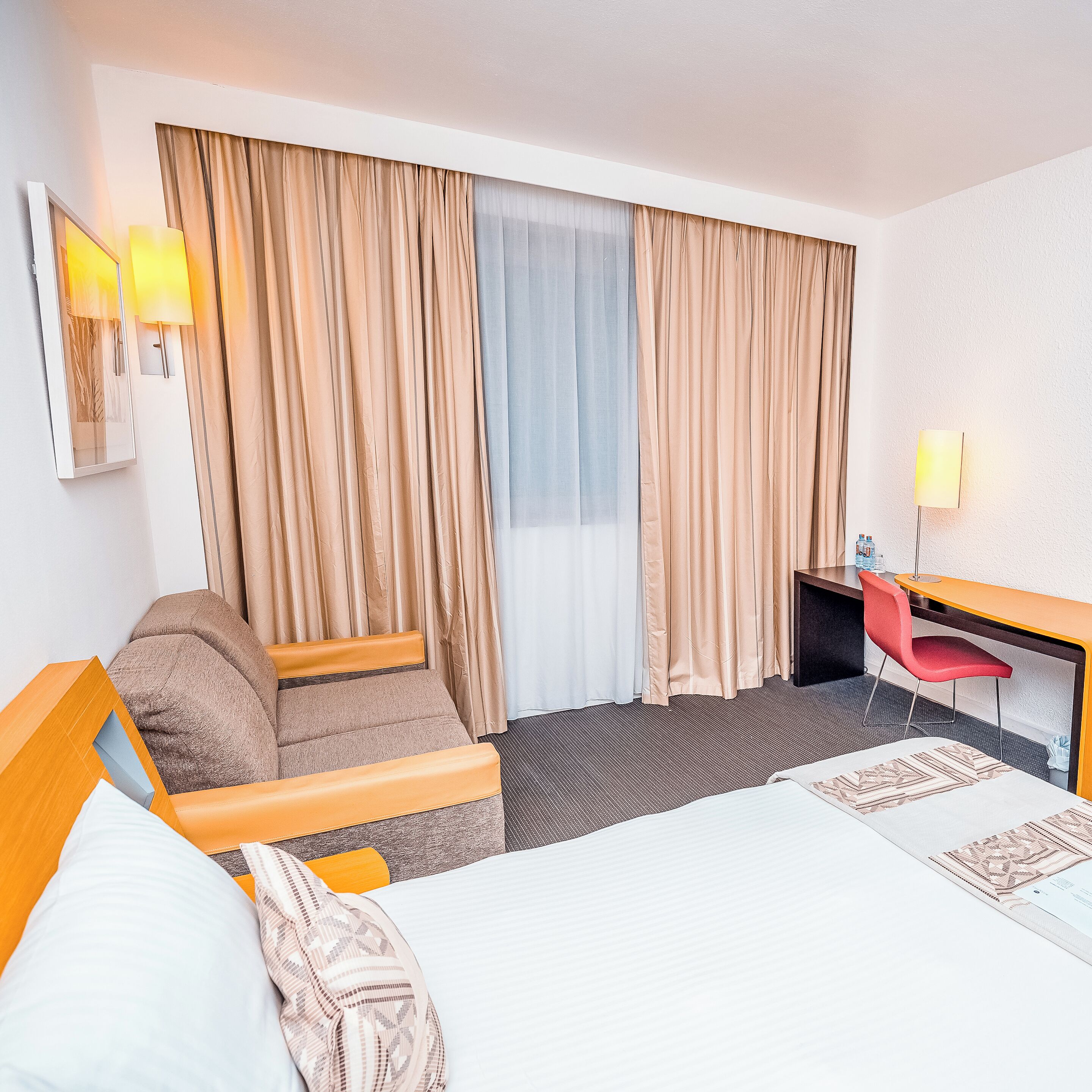 Cribs/infant beds, high-speed internet