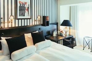 Classico Twin Room | 客房内保险箱、遮光窗帘、床单