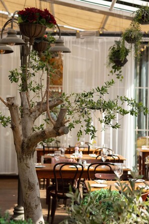 供应早餐、午餐和晚餐,意大利菜