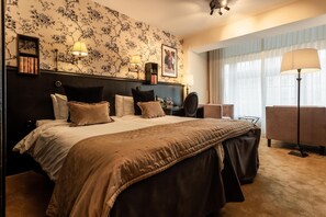 خزنة داخل الغرفة وستائر تعتيم وملاءات أسرّة