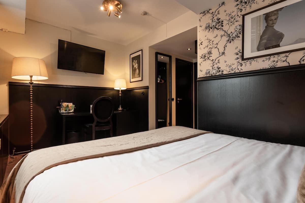 Minimo Business Small Double Room | Zimmersafe, Verdunkelungsvorhänge, Bettwäsche