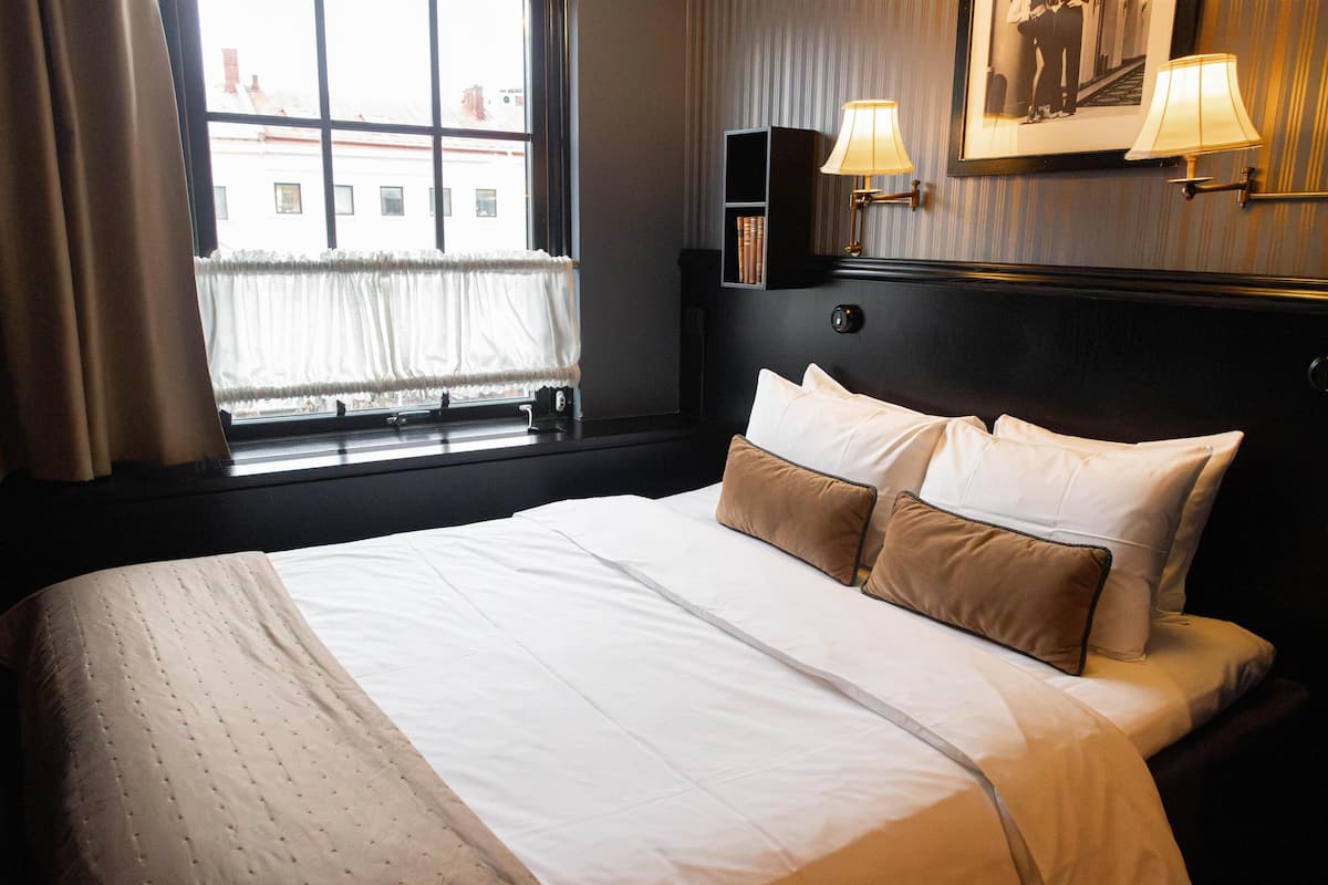 in-room safe, blackout curtains, bed sheets