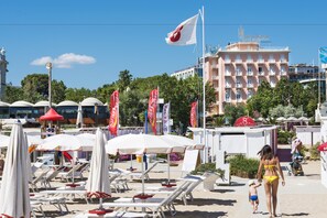 On the beach, sun loungers, beach umbrellas, beach towels - Hotel Milton (Rimini)