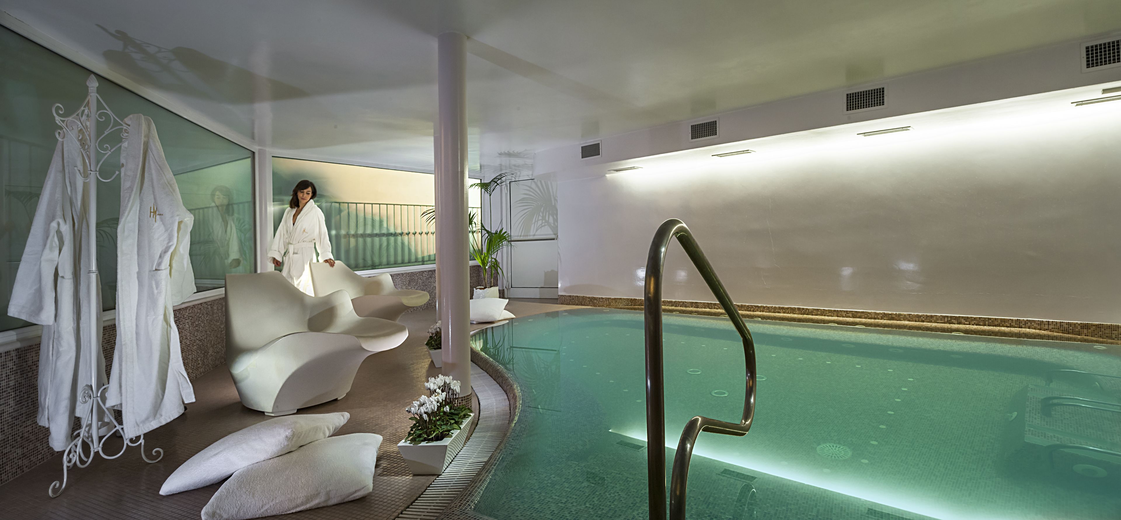 Piscine couverte, piscine extérieure, chaises longues