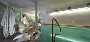 Piscine couverte, piscine extérieure, chaises longues