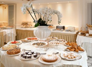 Breakfast and dinner served, international cuisine