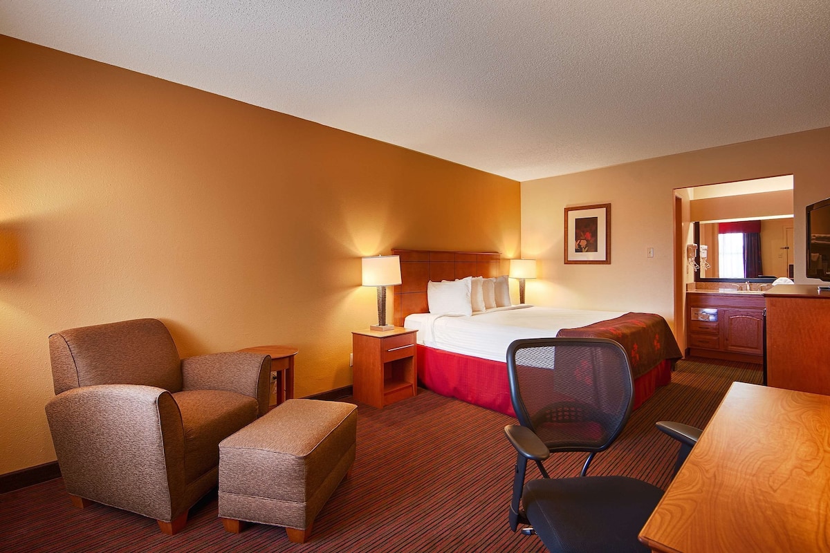 Desk, laptop workspace, iron/ironing board, free WiFi