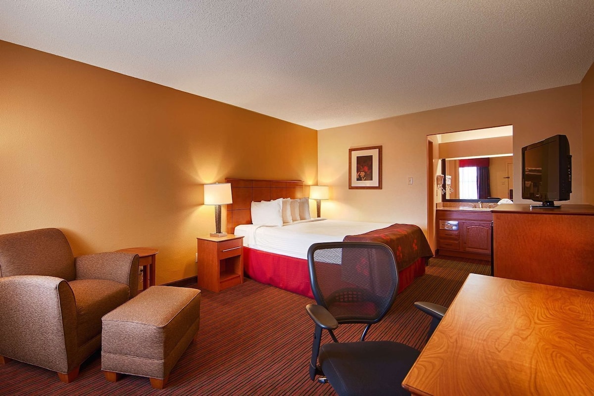 Desk, laptop workspace, iron/ironing board, free WiFi